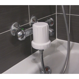 Filtre douche et baignoire EX anti-calcaire, monté sur le flexible