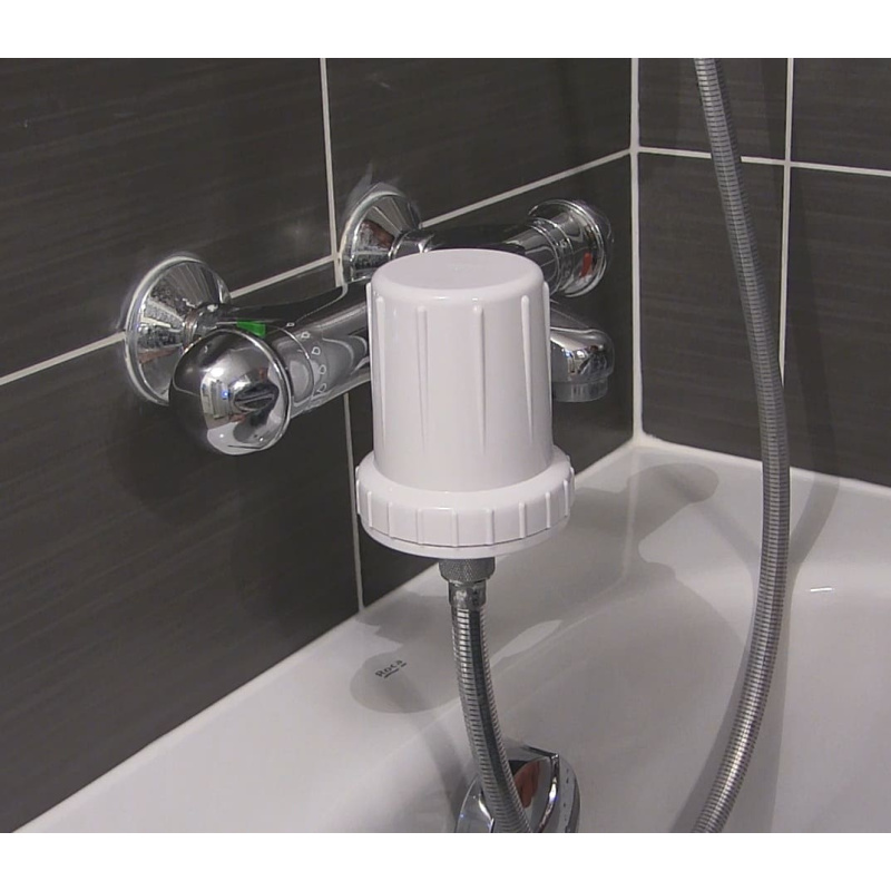 Filtre douche et baignoire EX anti-calcaire, monté sur le flexible