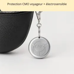 Porte-clés de protection anti-ondes voyageur et électrosensible suspendu a un sac