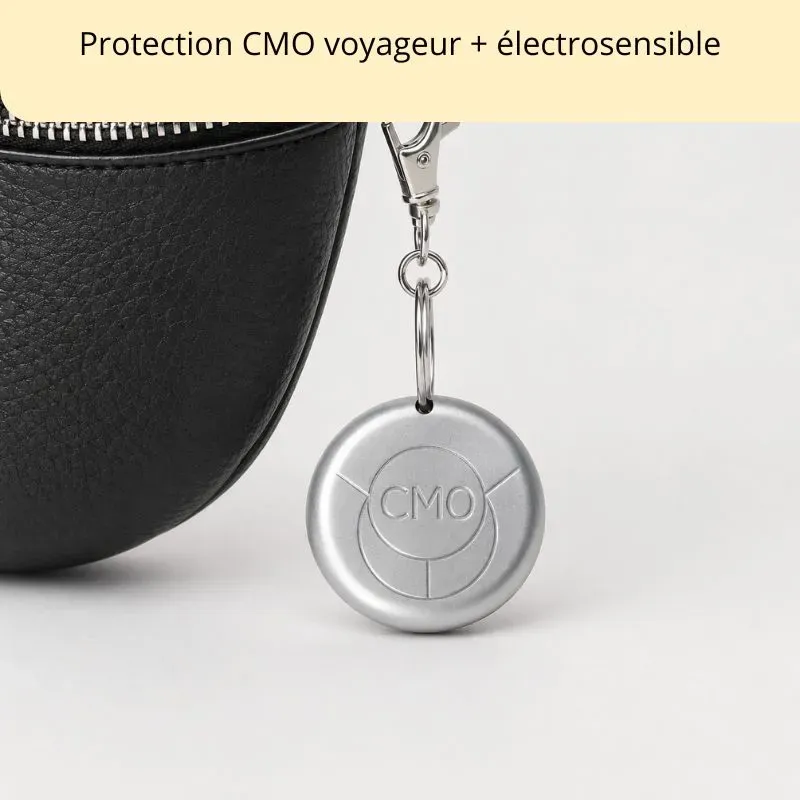 Porte-clés de protection anti-ondes voyageur et électrosensible suspendu a un sac