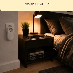 absoplug alpha branché sur une prise de courant à la terre dans une chambre moderne