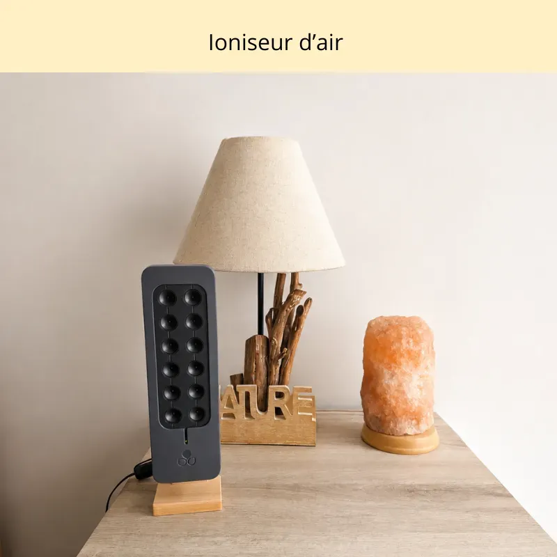 Purificateur d'air par ionisation Tegoya sur chevet dans une chambre