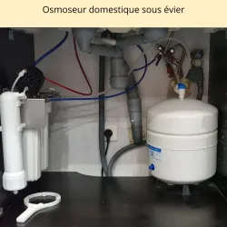 osmoseur sous évier avec réservoir et robinet de sortie d'eau purifiée