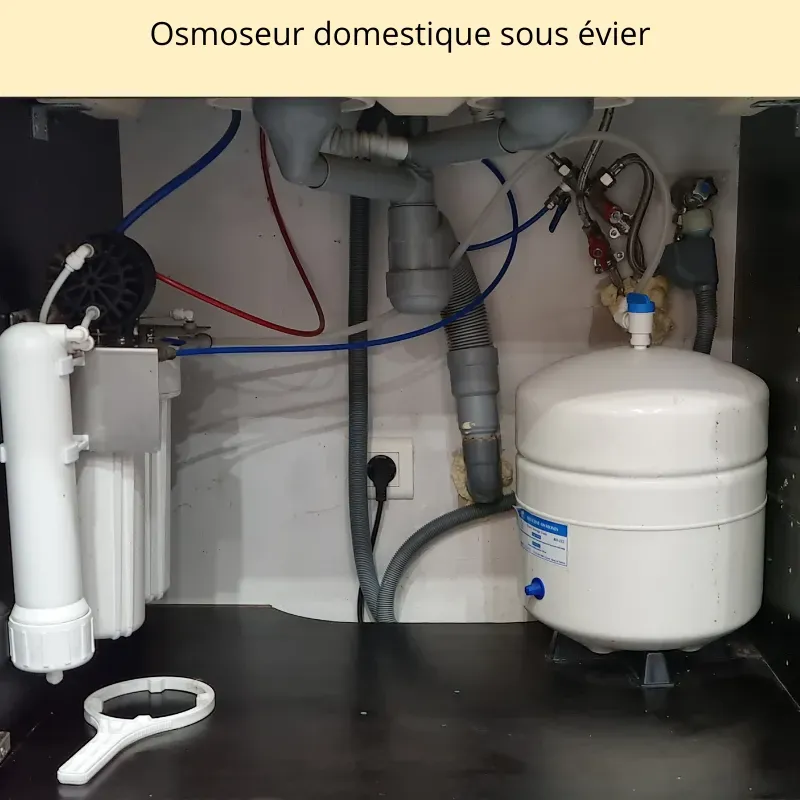 osmoseur sous évier avec réservoir et robinet de sortie d'eau purifiée