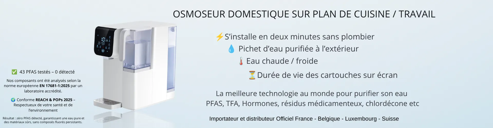 Osmoseur domestique posé sur un plan de cuisine, écran de contrôle allumé